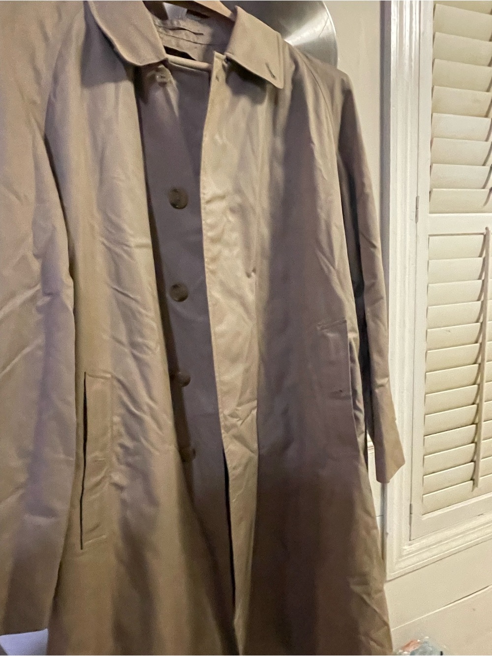 Burberry Trenchcoat with Signature luxury brand Nova Check Lining.